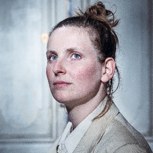 ADELE MARINI - COMEDIENNE
Après quatres années de formation au Conservatoire de Théâtre de Toulouse. Elle crée , en collectif, L’Oreille Suspendue, spectacle théâtral et radiophonique de la compagnie Draoui Production. Elle contribue à l'élaboration de deux autres projets de cette compagnie en regard extérieur et technicienne. Elle accompagne la comédienne Ondine Nimal, dans la conception de son seule en scène Elise in love, porté par la pépinière d’artistes Les LabOrateur.trice.s. En décembre 2021, elle rejoint En compagnie des Barbares sur le projet Il faut bien que jeunesse… en tant que comédienne.