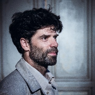 GUILLAUME BARRABAND - COMEDIEN
Parallèlement à sa carrière musicale, Guillaume démarre sa carrière de comédien avec la série Les Ouchas (IMA-TF1) et poursuit en alternant des figurations diverses pour le cinéma, de la télé, des courts-métrages et des clips. Il intègre la formation professionnelle « Présence d’acteurs » au théâtre Le Hangar à Toulouse en 2019. Ensuite il continue sa carrière de comédien musicien avec : Tu disais… ? d’Angèle Vouriot, le spectacle burlesque Sond Up, du chant improvisé avec Chanson Soudaine, un chœur de musique tango Tango Nella et le spectacle musicale Fantaisies Macabres.