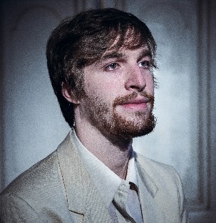 ROBIN LE MOIGNE - COMEDIEN
Il entre au Conservatoire de Musique de Brest à 11 ans pour y suivre des cours de guitare et de chant. En 2014, il intègre le Conservatoire d’Art Dramatique de Brest pendant trois ans. En 2017, il rentre en Cycle d’Orientation Professionnel au Conservatoire d’Art dramatique de Toulouse. L’année suivante, il intègre la Formation professionnelle Présence d’acteurs au théâtre le Hangar à Toulouse.