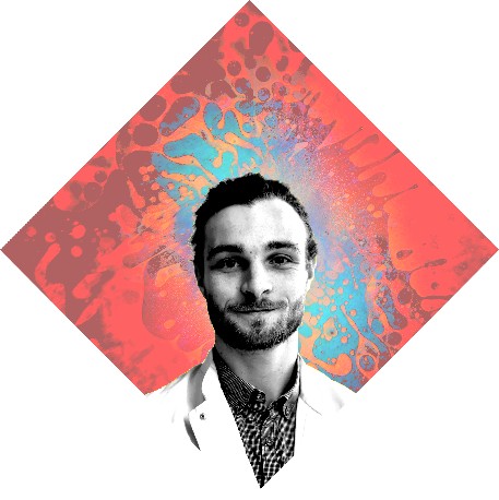 Romain Hacquet est pharmacien et anthropologue. Il a mené
une thèse en neuropharmacologie sur un psychédélique : la
DMT, le principe actif issu du breuvage amazonien
ayahuasca. Membre du bureau de la Société
Psychédélique Française depuis 2019, il organise
régulièrement des actions de médiation culturelle et
scientifique. Depuis 2013, il est également membre
d’associations de réduction des risques et de prévention des usages
de drogues.